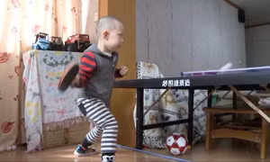 Cậu bé 3 tuổi có kỹ năng chơi bóng bàn tuyệt đỉnh tại Trung Quốc