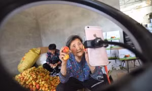 Cụ bà 80 tuổi Livestream bán hàng, 'chốt đơn' ầm ầm trong thời dịch
