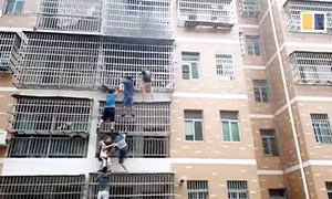 Người dân xếp thành ‘thang người’ giải cứu 2 bé gái khỏi căn hộ đang bốc cháy