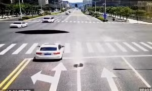 Hố tử thần ‘nuốt chửng’ ô tô đang đi trên đường ở Trung Quốc