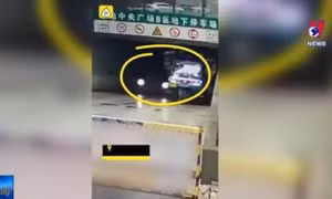 Xe ba gác cồng kềnh va chạm với siêu xe Lamborghini