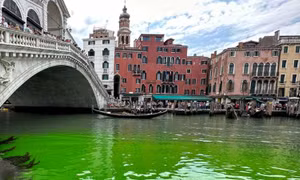 Nước ở kênh Venice (Italy) đổi thành màu xanh huỳnh quang