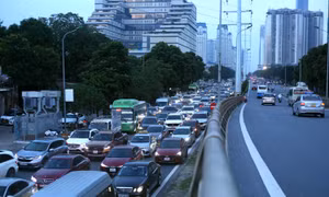 Phương tiện nhích từng mét vào giờ cao điểm do thi công đường gom Đại lộ Thăng Long