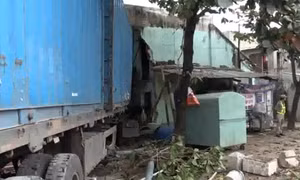 Xe đầu kéo đâm đổ sập 2 căn nhà