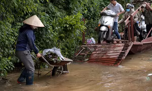 Thủy điện Hòa Bình xả lũ, người dân bãi giữa sông Hồng dùng đò để di lại