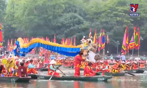 Hàng nghìn du khách nô nức trẩy hội Tràng An