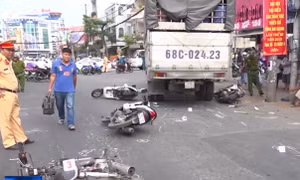 Xe tải tông hàng loạt xe máy dừng chờ đèn đỏ tại An Giang
