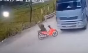  Lái xe không đội mũ bảo hiểm thoát chết trong gang tấc