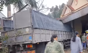 Xe container và xe tải lao vào nhà dân tại Hà Tĩnh
