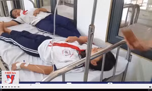 Ăn kẹo ngoài cổng trường, 9 học sinh lớp 4 bị ngộ độc