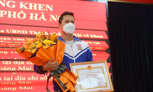 Trao thư khen, bằng khen cho người hùng cứu bé gái thoát khỏi đám cháy