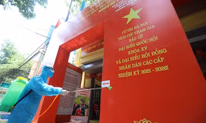 Hà Nội phun khử khuẩn phòng dịch COVID-19 ở nhiều điểm bầu cử