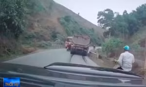 Xe máy liều mạng vượt ô tô lên dốc khuất