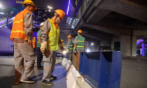 Xuyên đêm lắp dải phân cách cứng tách làn ô tô, xe máy trên đường Nguyễn Trãi, Hà Nội