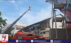 Dập tắt đám cháy chung cư cũ ở TP Hồ Chí Minh