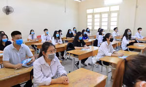 Thí sinh đeo khẩu trang, đo thân nhiệt làm thủ tục thi tốt nghiệp THPT 2020