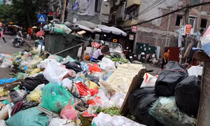 Người dân chặn xe vào bãi rác Nam Sơn, rác thải lại 'bao vây' đường phố Hà Nội 