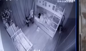 Khởi tố nữ giúp việc ngược đãi, cầm chân dốc ngược trẻ 14 tháng tuổi