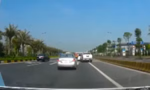 Hai xe ô tô lạng lách, 'hơn thua' nhau trên đường, bất chấp an toàn giao thông