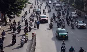 Giao thông lộn xộn trên đường Nguyễn Trãi (Hà Nội) sau 3 ngày phân làn