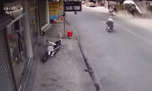 Xe ô tô CRV mất lái tông vào vỉa hè