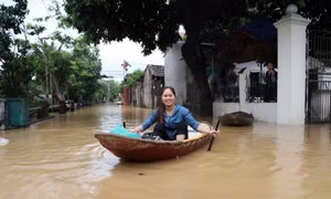 Nước sông dâng cao, người dân huyện Chương Mỹ (Hà Nội) phải bơi thuyền vào nhà