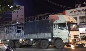  Xe tải mang biển kiểm soát của Lào tông nhiều phương tiện dừng đèn đỏ