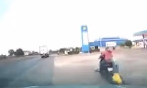 Ô tô đâm xe máy khi rẽ vào cây xăng
