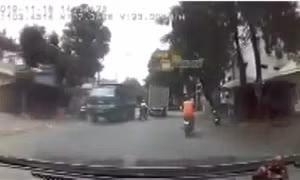 Xe đạp điện suýt gặp tai nạn vì lấn làn xe tải