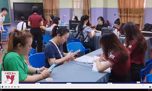 Phụ huynh vất vả tìm chỗ học lớp 10 cho con em