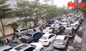 Ô tô xếp hàng dài chờ đến lượt đăng kiểm ở Hà Nội