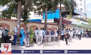 Dừng xét nghiệm COVID-19 khi xảy ra chen lấn