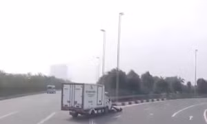 Đi ẩu, xe tải tông người đi xe máy
