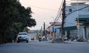 Tai nạn rình rập khi hàng chục cột điện nằm giữa đường