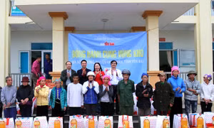 Chương trình 'Đồng hành cùng vùng khó' của báo Tin tức đến với đồng bào xã Sơn Lương (Yên Bái)