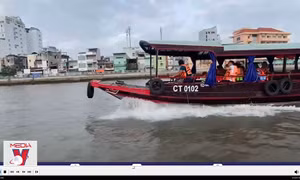Tàu chở khách đi chợ nổi Cái Răng phải lắp hộp đen gây tốn kém cho người dân