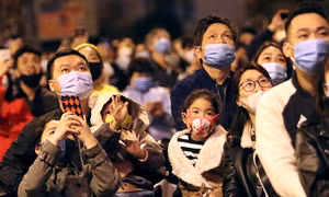 Người dân Thủ đô đón năm mới Tân Sửu không quên phòng dịch COVID-19