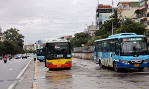 Xe buýt Hà Nội vắng vẻ trong sáng hoạt động trở lại