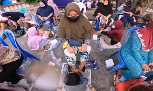 Lễ rửa chân báo hiếu mẹ ở Indonesia
