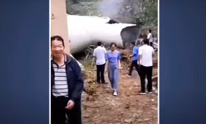 Mảnh vỡ khổng lồ từ trên trời rơi xuống Trung Quốc