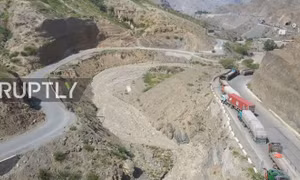 Cảnh xe hàng kéo dài nhiều km, đợi cả tháng ngoài cửa khẩu Afghanistan