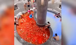 Tắm suối khoáng 'nồi lẩu' ở Trung Quốc