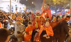 Cổ động viên Thủ đô xuống đường ăn mừng chiến thắng