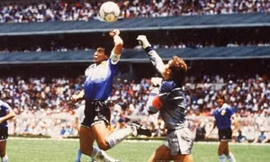 Ca khúc về huyền thoại Diego Maradona gây xúc động