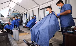Pháp thu tóc người làm phao hút dầu tràn trên biển