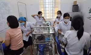 Người dân xếp hàng đi tiêm mũi nhắc lại vaccine phòng COVID-19