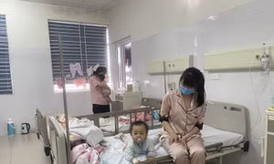 Dịch bùng phát mạnh, trẻ mắc COVID-19 trở nặng nhập viện tăng lên