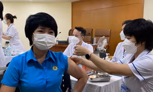 Phát động chiến dịch tiêm nhắc lại mũi 3, mũi 4 vaccine phòng COVID-19 cho người lao động