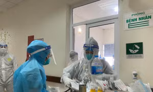 Những chiến sĩ áo trắng lặng thầm trong ICU