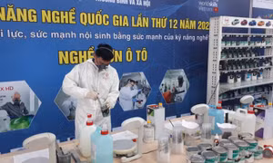 Xem các thí sinh trổ tài sơn ô tô theo công nghệ tiên tiến trên thế giới